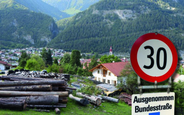 Verordnung tritt in Kraft: Der Pfundser Gemeinderat hat im Ortsgebiet eine Geschwindigkeitsbeschränkung von 30 km/h verordnet (Fotomontage). | Foto: Othmar Kolp