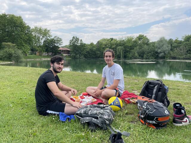 Die beiden Freunde Simon Weichhart und Niklas Stoll genießen die zeit am See.