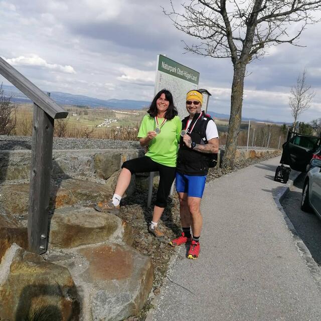 Doris Urban und Tom Kratzer haben schon bei verschiedenen Läufen Medaillen geholt.  | Foto: privat