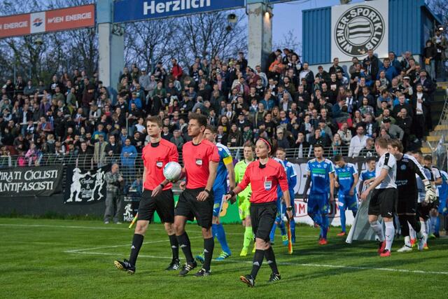 Telek als Assistentin bei einem Spiel am Sport-Club-Platz. | Foto: Shtopp A. Glazer