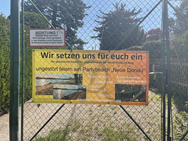 Mit dem Schild zeigt sich die Initiative Alte Donau solidarisch.