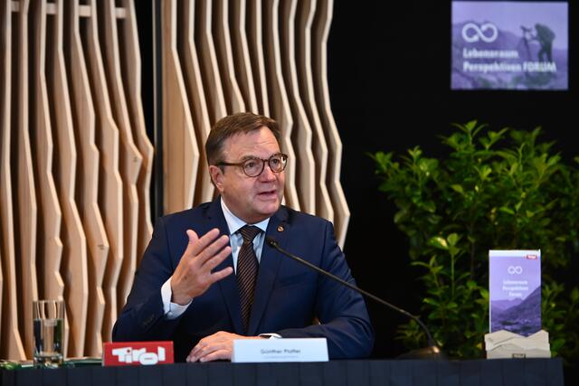 Für Landeshauptmann Günther Platter müsse sich der Tiroler Tourismus nicht neu erfinden, allerdings brauche es in einigen Bereichen einen Perspektivenwechsel. | Foto: Lebensraum Tirol Holding/Oss