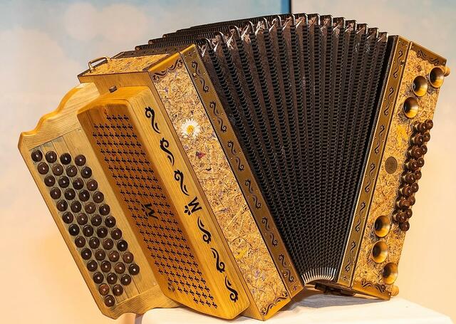 Auf den Sieger des 2. Harmonikawettbewerbs wartet nein exklusives Sondermodell aus dem Hause Harmonika Müller und ein trachtiges Outfit aus der Alpe Adria Manufaktur Strohmaier