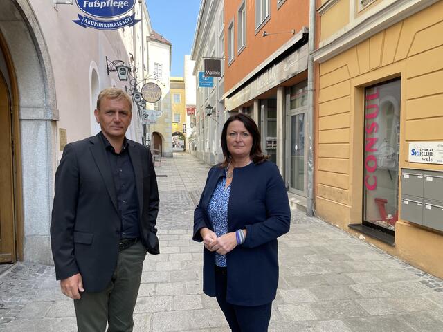 Stadtrat Klaus Schinninger und Bürgermeisterkandidatin Petra Wimmer wünschen sich nach Linzer Vorbild eine "JuCops"-Truppe. | Foto: SPÖ Wels