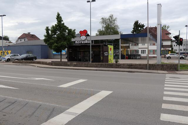 Auf diesem Parkplatz an der B1 geht es in der Nacht rund. Hier trifft sich lautstark die Fortgeh- und Tuningszene. | Foto: Steiner-Watzinger
