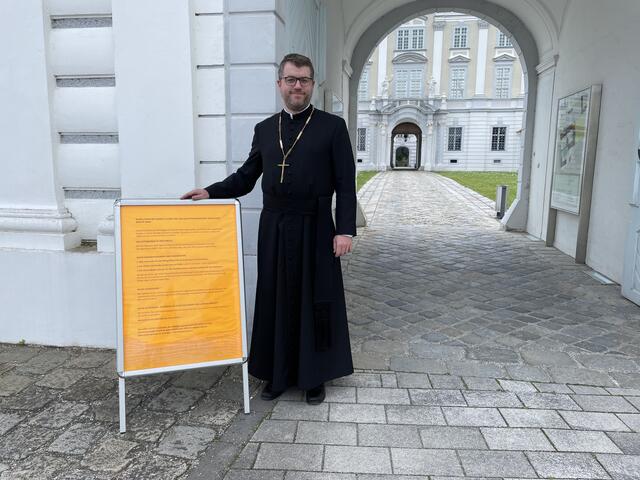 Propst Petrus Stockinger vor dem Hinweisschild im Stift Herzogenburg.