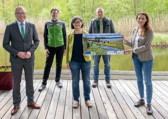 LH-Stv. Stephan Pernkopf, Christian Übl (Nationalpark Thayatal), Margit Gross (Naturschutzbund NÖ), Horst Dolak (Nationalpark Heidenreichsteiner Moor), Barbara Dolak (Naturpark Hochmoor Schrems)               | Foto: NLK Filzwieser