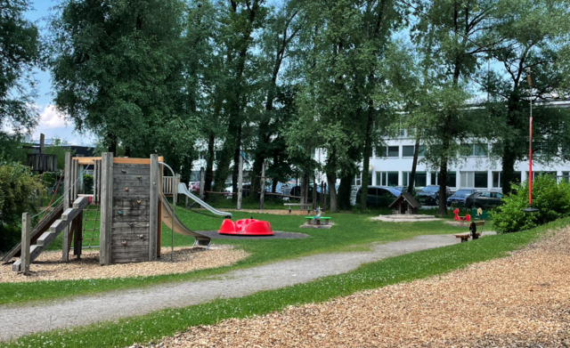 Der Spielplatz hinter dem Österreichisches Rotes Kreuz und neben gegenüber den "Kinderwelten", der Krabbelgruppe des Roten Kreuzes Salzburg in der Dr.-Karl-Renner-Straße.