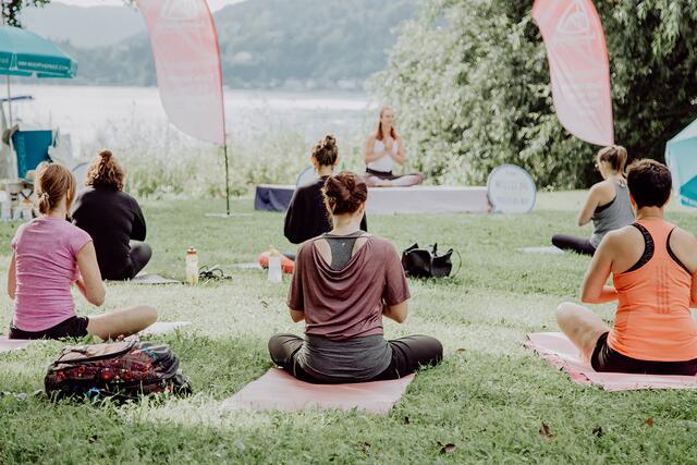 Am 19. Juni wird der Weltyogatag im Parkbad Krumpendorf mit 108 Sonnengrüßen gefeiert.