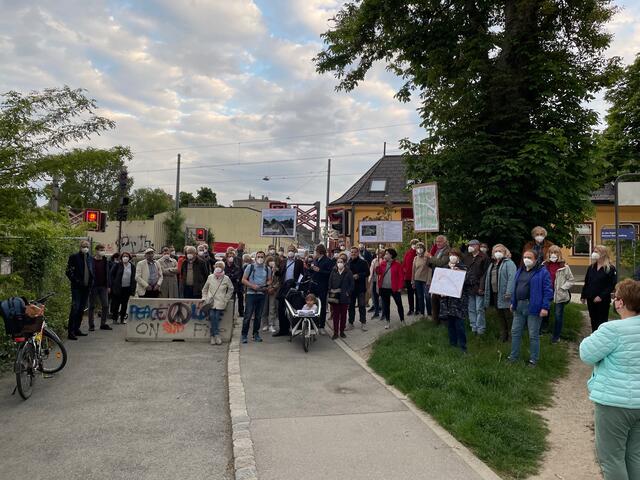 Beim gemeinsamen Spaziergang der drei Bürgerinitiativen gingen viele Bezirksbewohner mit. | Foto: Kautzky