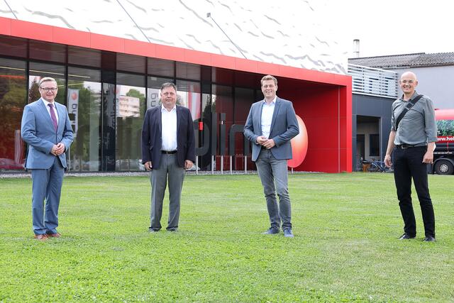 Thomas Haas (Geschäftsführer Fröling), Ernst Hutterer (Eigentümer Fröling), Klima-Landesrat Stefan Kaineder und Stadtrat Bernhard Waldhör. | Foto: Land OÖ/Lisa Schaffner