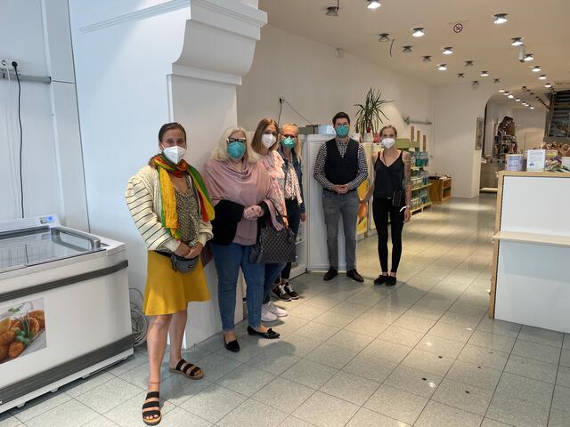 Obfrau Julia Petschnig mit freiwilligen Helferinnen und mit Ingrid Paulitsch, Ursula Raunegger und Lukas Gradnitzer der ÖVP Spittal