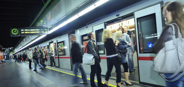 Ein Bild aus Vor-Corona-Zeiten: Die Nacht-U-Bahn kommt, die Maskenpflicht wird uns aber noch erhalten bleiben.