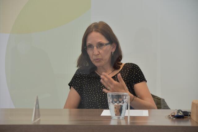 Oft fehlt Suchtkranken im illegalen Suchtbereich eine Tagesstruktur, erklärt Sabine Höller, Beraterin Suchthilfe Tirol/Wörgl, die Schwierigkeit.  | Foto: Barbara Fluckinger