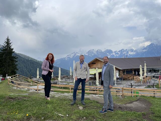 Am Koppeneck: WB-Bezirksobfrau LA Cornelia Hagele und Bgm. Daniel Stern mit Werner Schöpf (Mitte) | Foto: WB IL