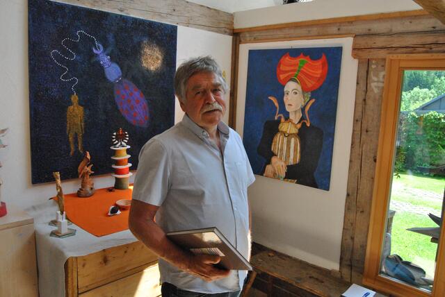 Corona-Kunst in Vollendung: Franz Krammer in seinem Atelier in Stanz. Eine Ausstellung ist in Vorbereitung. | Foto: Hackl