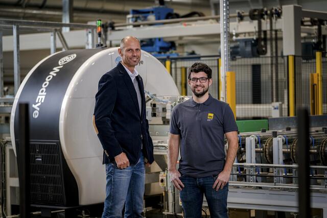 Geschäftsführer Herbert Kendler (links) und Projektleiter Johannes Weidinger in der modernisierten Produktionshalle von tilo. | Foto: tilo