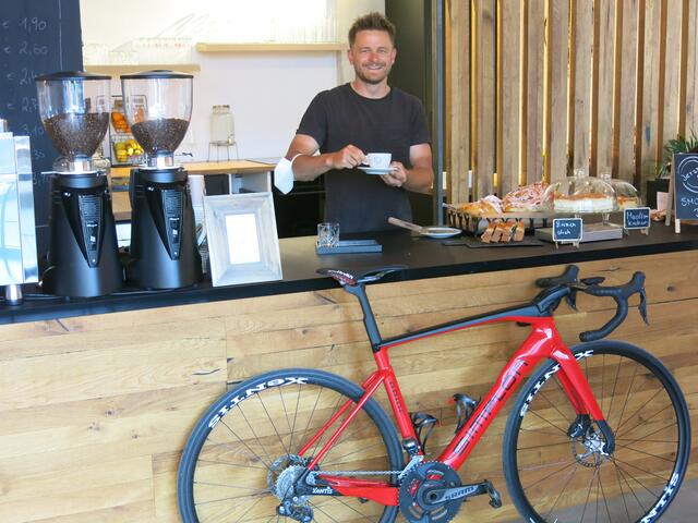 Ein Kaffee und ein schnittiges Rennrad: Daniel Federspiel vereint seine beiden Leidenschaften. | Foto: sportszene.tirol/Leitner