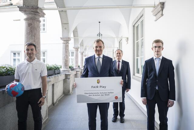 Landeshauptmann Thomas Stelzer (Mitte) mit Direktor Franz Reithuber (3.v.l) und den Schülern Niklas Pfenninger (l.) und Tobias Schober der HTL Steyr.
