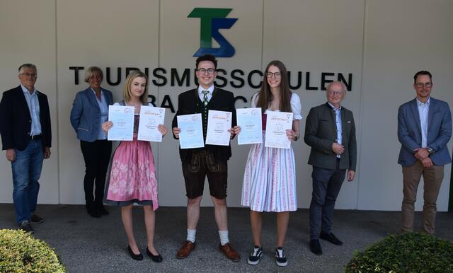 v.l.n.r.: Schulleiter Dr. Rudi Schneeberger, Marlies Ebenführer-Nahmer (Bar), Miriam Grabner, Johannes Aschauer, Michaela Stangl mit ihren Zertifikaten, Günter Gaderbauer (Sommelier) und Mike Störinger (Jury).