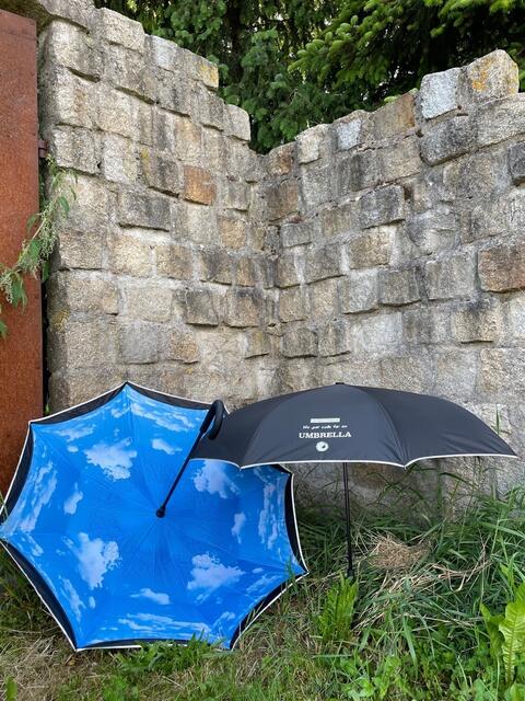 Mit dem Verkauf eines Regenschirms werden in Not geratene Menschen aus der Region unterstützt.