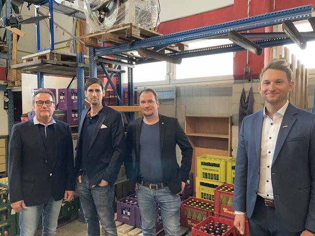 Von links: Siegfried Waldboth mit den beiden Söhne René und Patrick und WKO-Bezirksstellenobmann von Linz-Land Jürgen Kapeller.
