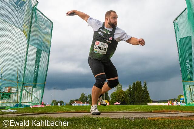 Lukas Weißhaidinger wirft den Diskus auf eine neue Rekordweite.