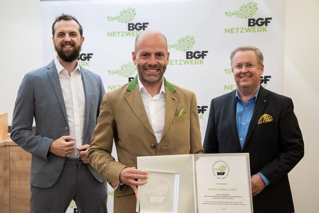 Auf dem Foto zu sehen sind von links nach rechts Thom Kinberger, der Vorsitzende des Landesstellenausschusses der österreichischen Gesundheitskasse, Geschäftsführer der Hirnböck Stabau Gmbh Fritz Hirnböck und Wolfgang Reiger von der Wirtschaftskammer Salzburg. | Foto: ÖGK/Probst