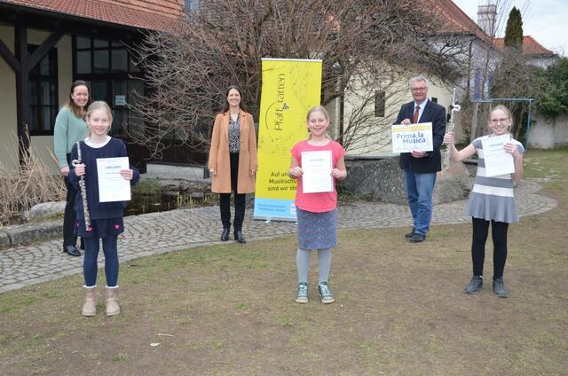 Vorne von links: Paula Wiesinger (1.Preis mit Auszeichnung), Anna Schmid (2. Preis), Amelie Hofmann (3. Preis),
hinten von links: Mag. Tanja Kuzmany-Kenda, Mag. Alexandra Schoppelt, Bgm. Christoph Kainz.
 | Foto: Artner