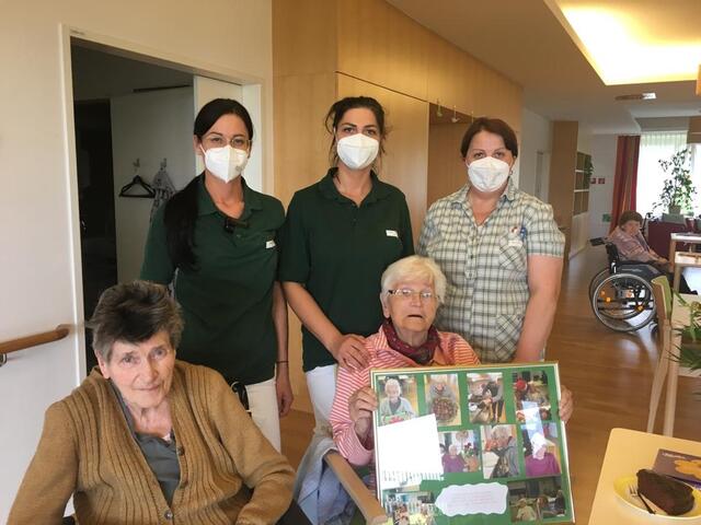 Renate Gieler (vorne rechts) feiert mit Gertraud Frank, Jennifer Dangl, Mirela Smajic und Elvisa Avdic ihren 90. Geburtstag.