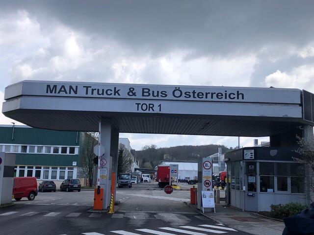 Investor Siegfried Wolf übernimmt das MAN-Werk mit rund 1.400 Mitarbeitern und allen Lehrlingen.
