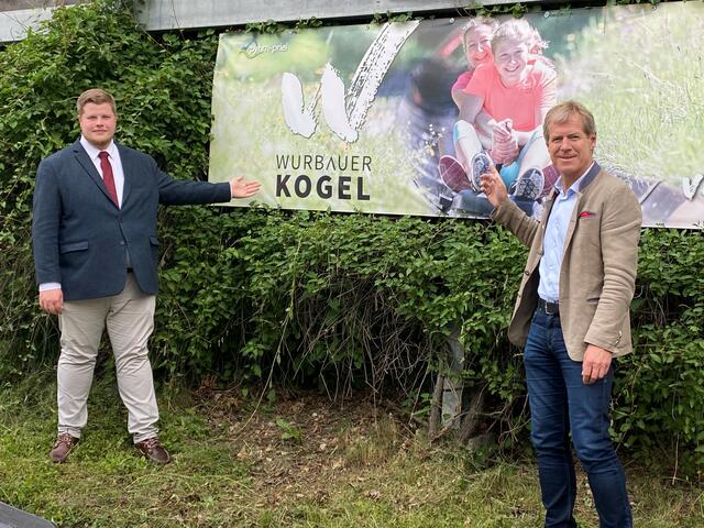 Grundeigentümervertreter und Bürgermeister Michael Franz Eibl (li.) und Betreibervertreter Helmut Holzinger blicken positiv in die Zukunft der Sommerrodelbahn. | Foto: Gemeinde Windischgarsten