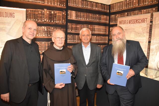 Verantwortlich für Bibliotheksbuch und -ausstellung sind Heinz Ebner, Pater Anton Bruck, Karl Pratl und István Monok (von links).