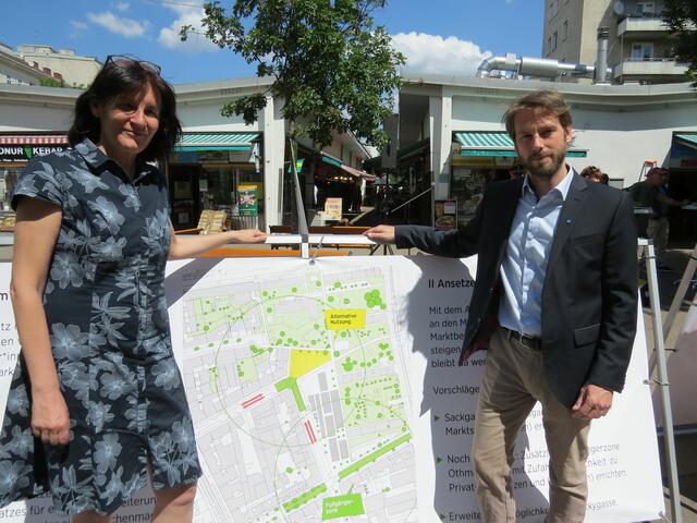 Präsentierten ein eigenes Konzept zur Vekrhsveruhigung am Hannovermarkt: Bezirksvize Barbara Pickl (Grüne) und Verkehrsexperte Ulrich Leth (TU Wien).