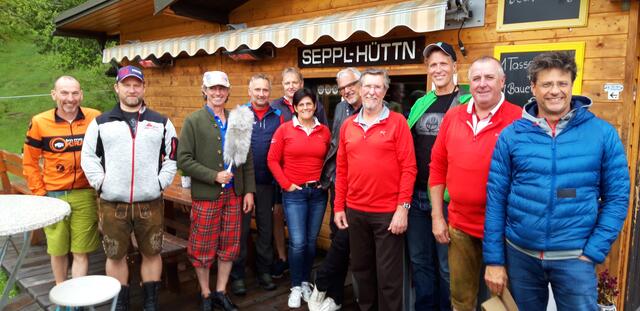 Die Teilnehmer am diesjährigen Downhill-Golfturnier der Gerlitzen Greenviehs. Bei durchaus herausfordernden Bedingungen (Regen, Kälte und rutschiges Gelände) mussten die Alpin-Golfer nicht nur ihre Wetterfestigkeit unter Beweis stellen.