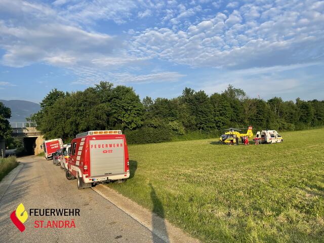 Der Verletzte wurde mit dem Rettungswagen bis zum angeforderten Hubschrauber C11 transportiert.