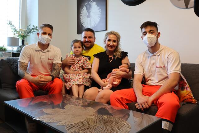 Nach der raschen Geburt im Rettungswagen (v.l.): Rettungssanitäter Matthias Pfeiffer, Vater Dominik, Schwester Amelia (5 Jahre), Mutter Izzbela mit Baby Blanka und Rettungssanitäter Sascha Hofbauer.