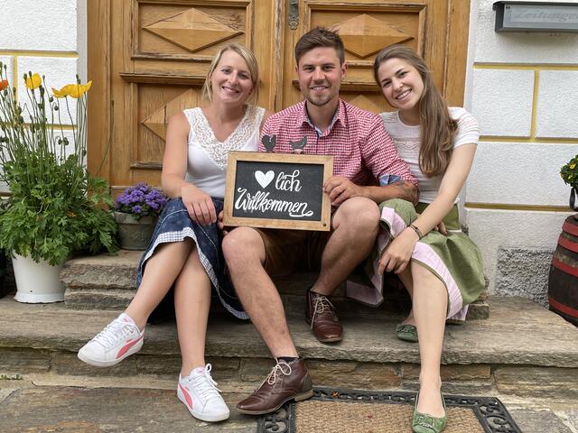 Herzlich Willkommen zur Gebietsweinkost am Weingut und Buschenschank Trapl in Lestein St. Stefan ob Stainz, hier das Team um Andrea Winkler, Fabian Bayr und seine Schwester Hannah.