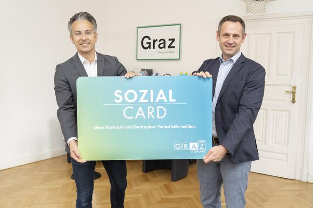 Präsentierten den Kleinkinderzuschuss: Stadtrat Kurt Hohensinner und FPÖ-Klubobmann Armin Sippel. | Foto: Stadt Graz/Fischer