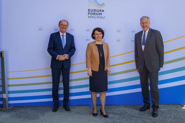 Vizepräsident des EU-Parlaments Othmar Karas, Donika Gervalla-Schwarz und der Präsident des Europa Forum Wachau Martin Eichtinger | Foto: Europa Forum Wachau / Bollwein