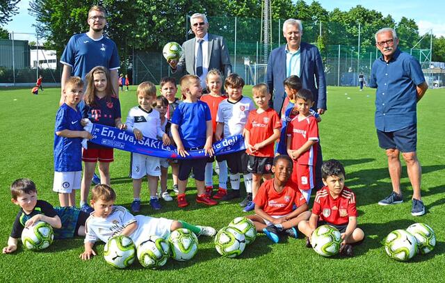 Vizebürgermeister Alois Dolinar übergab der U6 des SAK Klagenfurt zehn Fußbälle.  | Foto: Michael Jug