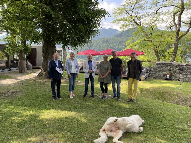 Programmpräsentation am Schloßberg: Josef Haidl, Kerstin Koch-Pernitsch, Fred Weber, Anita und Harald Frager, Werner Hofer   | Foto: Kern