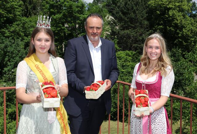 LH Hans Peter Doskozil mit der neuen Österreichischen Erdbeerkönigin Nathalie I. (li.) und Erdbeerprinzessin Antonia.