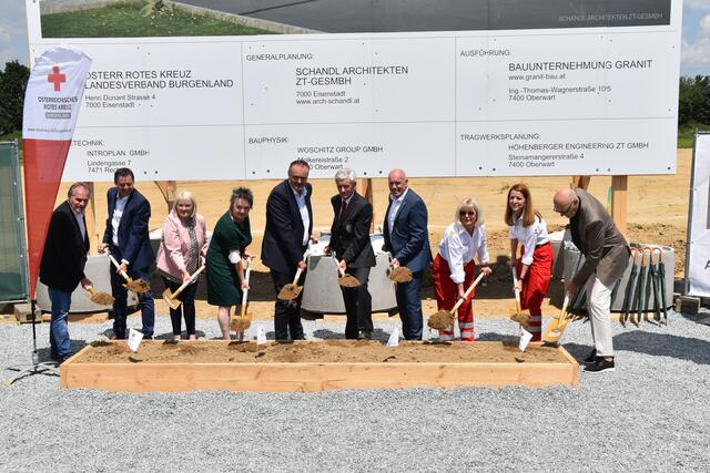 Der Spatenstich für die neue Rotkreuz-Bezirksstelle Oberwart erfolgte am Freitagnachmittag. | Foto: Michael Strini