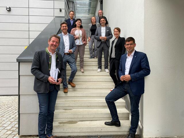 Beteiligte Landesräte, Bürgermeister und Projektmitarbeiter trafen sich anlässlich des Auftakts der neuen Initiative.