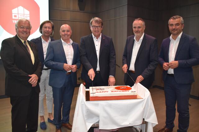Geburtstagstorte für die OSG zum 70er: Aufsichtsratsvorsitzender HR Johann Schmidt, Bgm. Kurt Maczek, Bgm. Georg Rosner, OSG-Obm. KommR Alfred Kollar, LH Hans Peter Doskozil und LR Heinrich Dorner