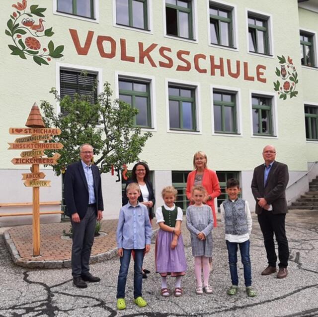Daniela Gutschi zu Gast in der Volksschule Oberweissburg in St. Michael. Am Foto mit Schülern sowie Manfred Sampl (li.), Volksschuldirektorin Martina Obermayer und Josef Thurner von der Bildungsdirektion (Schulqualitätsmanagement) | Foto: Land Salzburg/Brugger