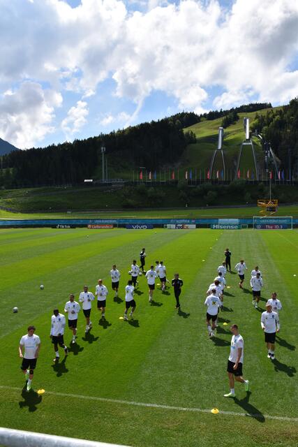 Der 26-Mann starke Kader des ÖFB trainiert auf 1.200 Metern mit tollem Hintergrund. 