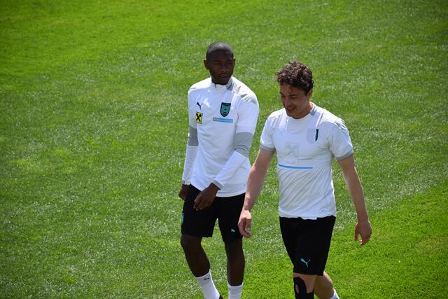 Die Leader im Gespräch: Der kürzlich zu Real Madrid gewechselte David Alaba und Kapitän Julian Baumgartlinger.