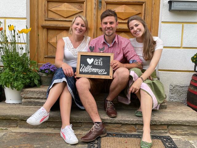 Das beherzte Team beim Weingut/Buschenschank Trapl in St. Stefan ob Stainz: Eduard Oswald, Fabian Bayr und Schwester Hanna | Foto: Susanne Veronik